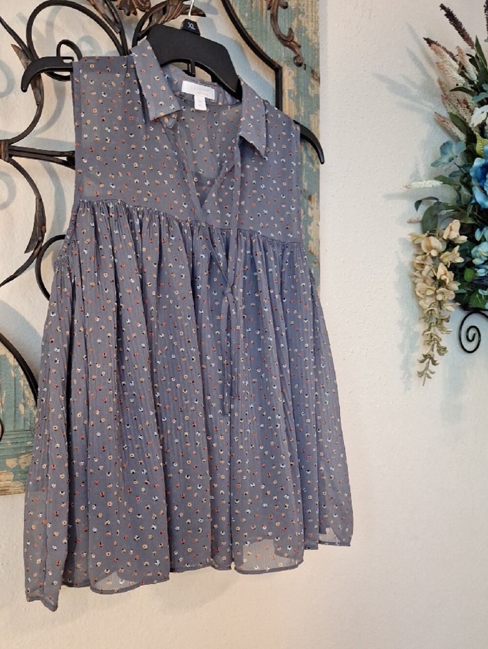 🔥🔥CLEARANCE LC Lauren Conrad Grey Sleeveless Lady Bug Print Top. Size Medium